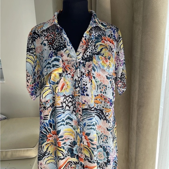 Sunny Leigh Tops - SUNNY LEIGH MULTICOLOR ROLL TAB SHORT SLEEVE DIAMOND BUTTON-UP BLOUSE M